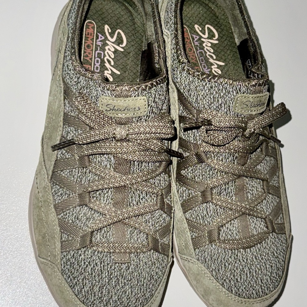 Skechers Women’s Size 7 Olive Sneakers EUC